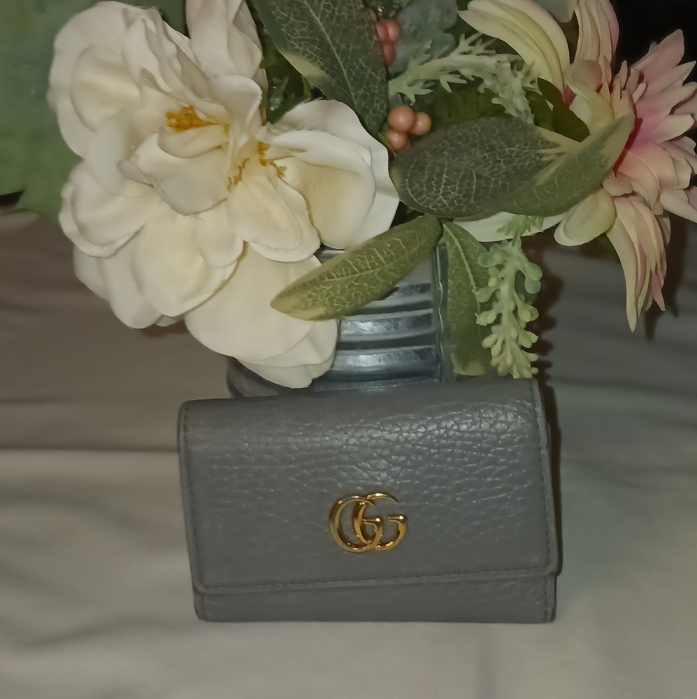 Gucci Gray  Leather  Tri-Fold Wallet Keyholder.